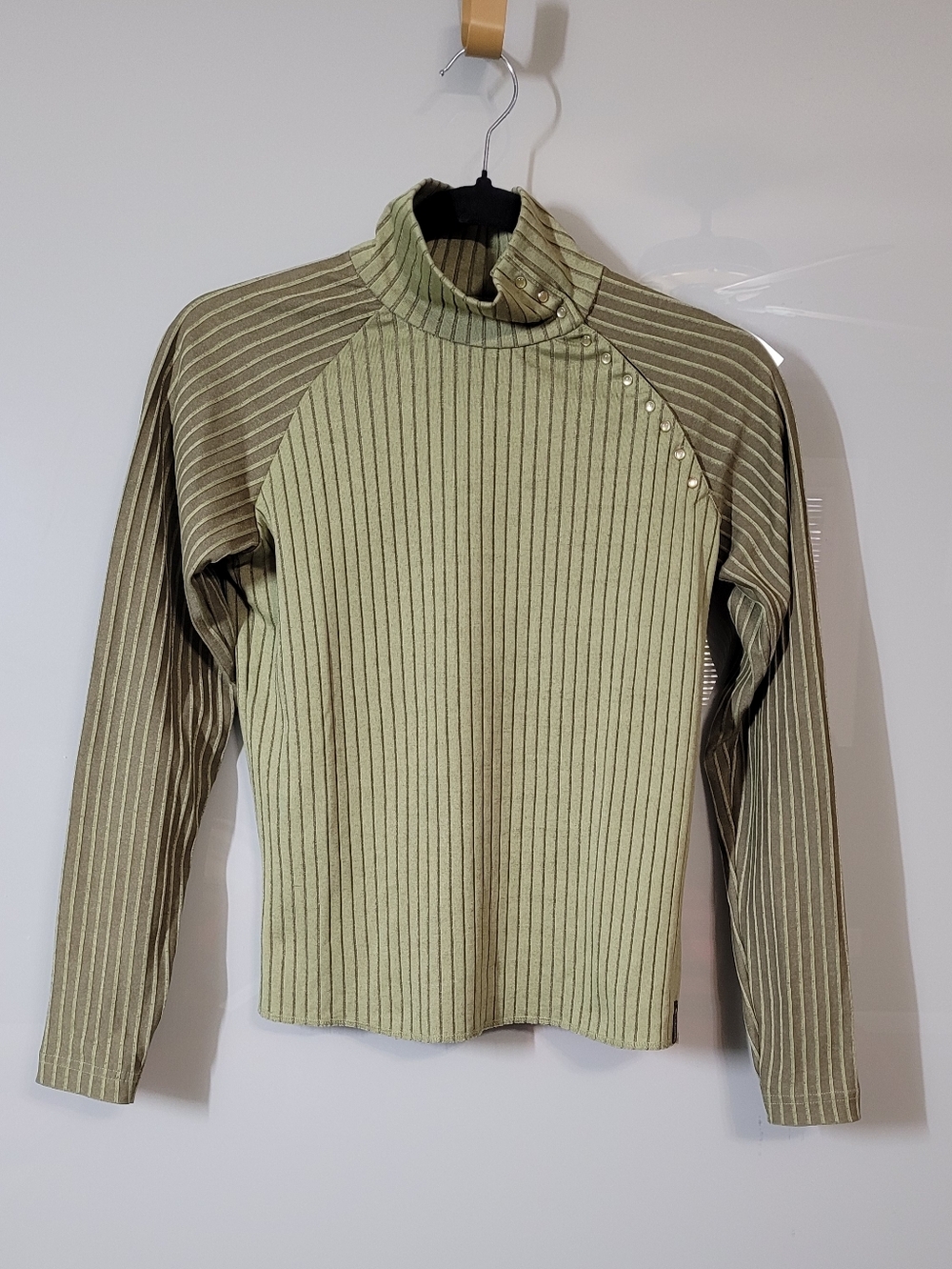 Columbia Vertex RIbbed Long-Sleeve Top Features a Mock Neckline with Snaps